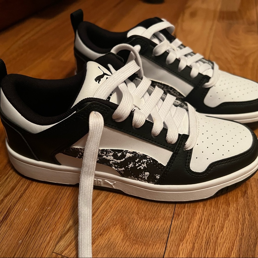 Fresh rebound layup Puma sneakers, big kid 4.5C; black & white